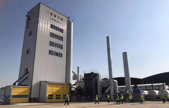 2018年10月12日，來自全國各地的筑養(yǎng)路行業(yè)專家、高校科研學者等150余人，蒞臨豐城綜合養(yǎng)護中心，現(xiàn)場觀摩全環(huán)保瀝青攪拌設備及各類環(huán)保裝置。