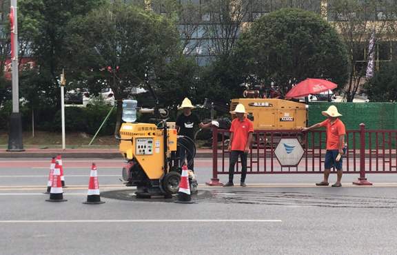 施工機(jī)械化，采用圓形井蓋切割機(jī)整治修復(fù)路面井蓋問(wèn)題